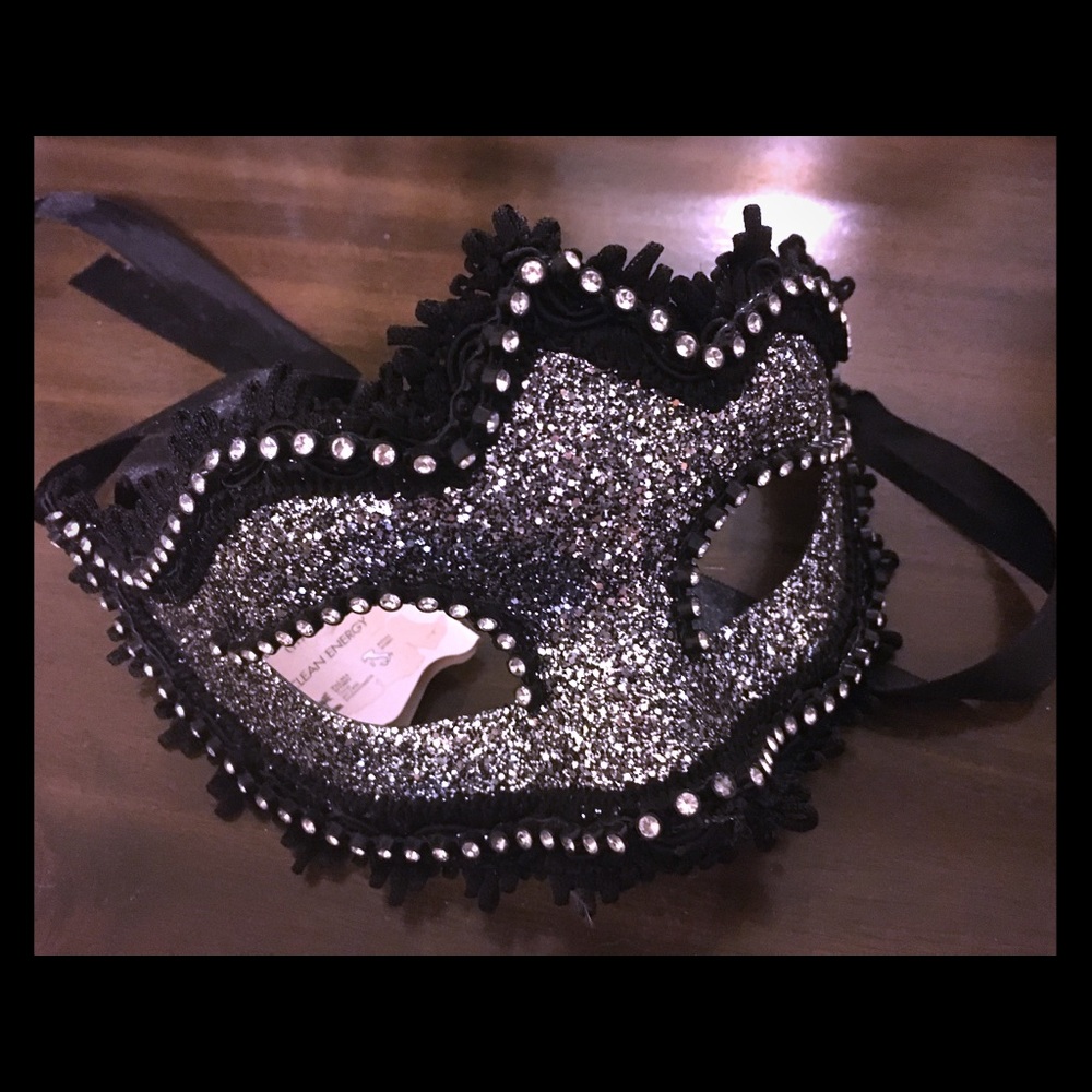 NWT Pier 1 Costume Mask